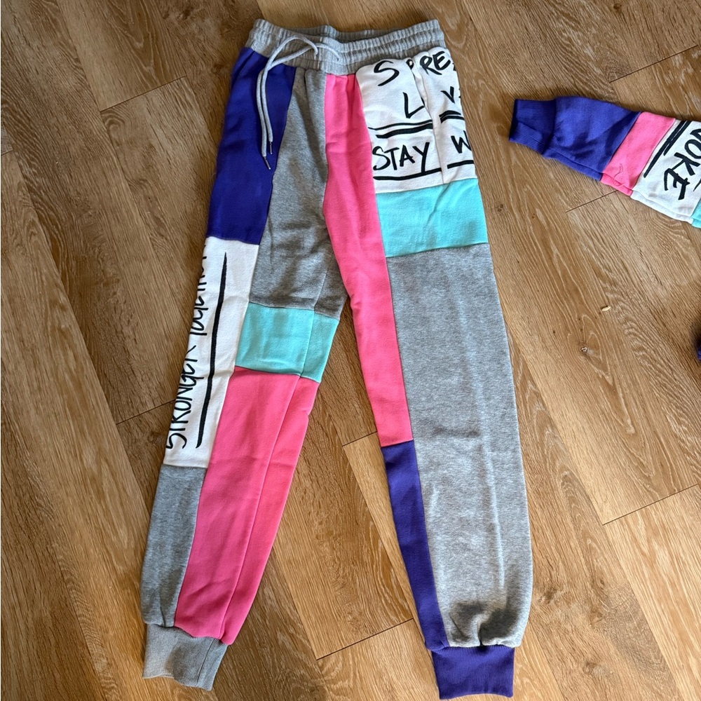 Fashion Nova Multicolor Graphic Lounge Set - Picture 4 of 4